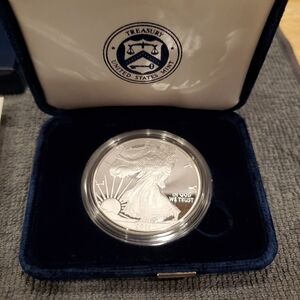 NEW! 2011 SILVER, AMERICAN EAGLE ONE OUNCE COIN!